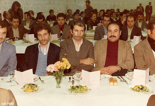 Feestmaaltijd voor Turkse werknemers van Ten Cate/Almelo, met Turks brood en zwarte olijven (1975). 